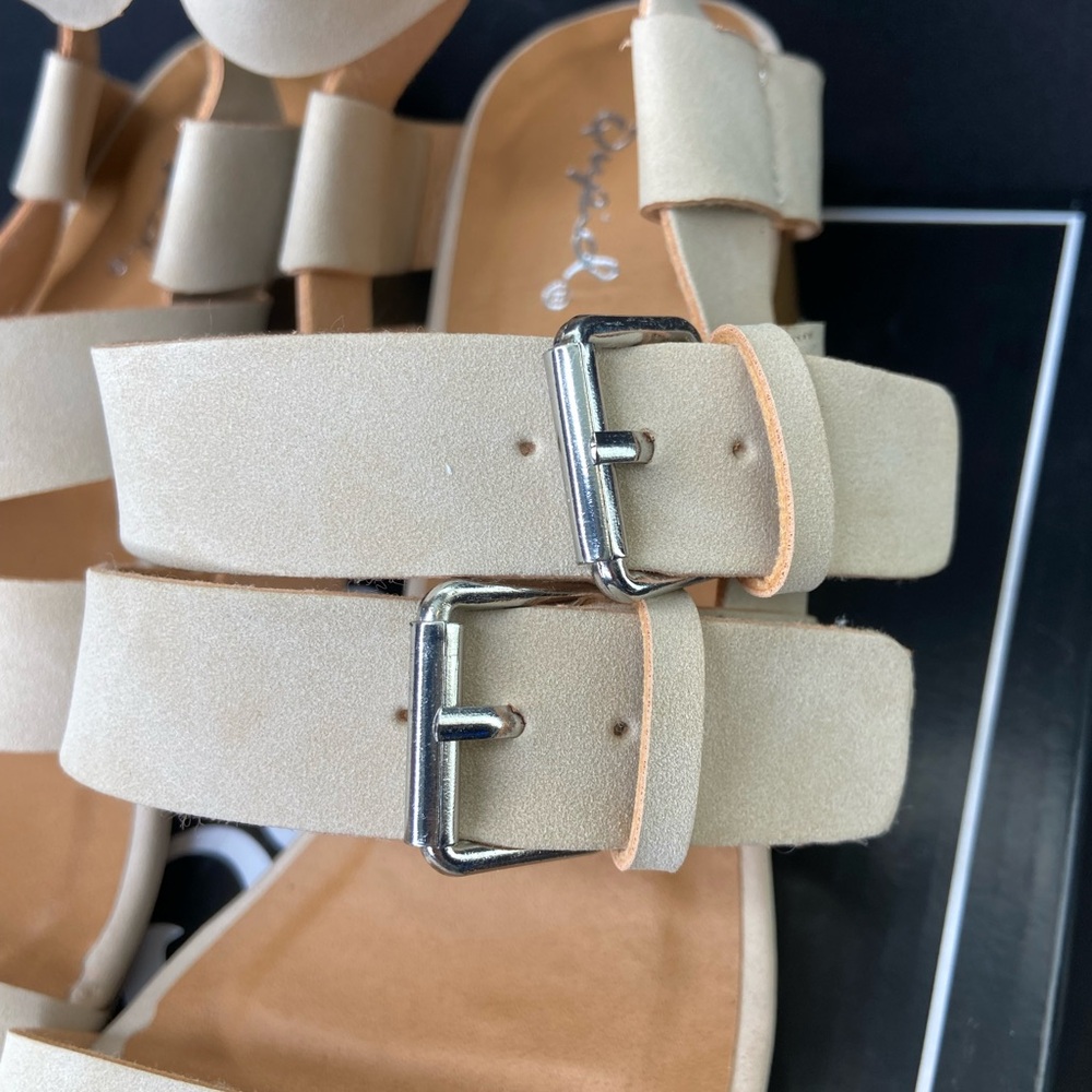 Qupid Women’s Lucille-12 LT Taupe Nubuck Pumps Size 8 (BB32)
New in‎ box - Picture 8 of 8